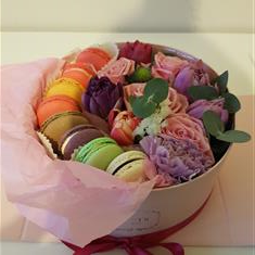 Flower &amp; Macaron GREEN Floral Surprise Box 